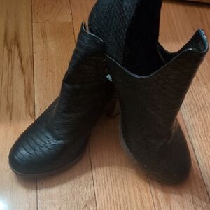 Mata Shoes Black Textured Ankle Boots